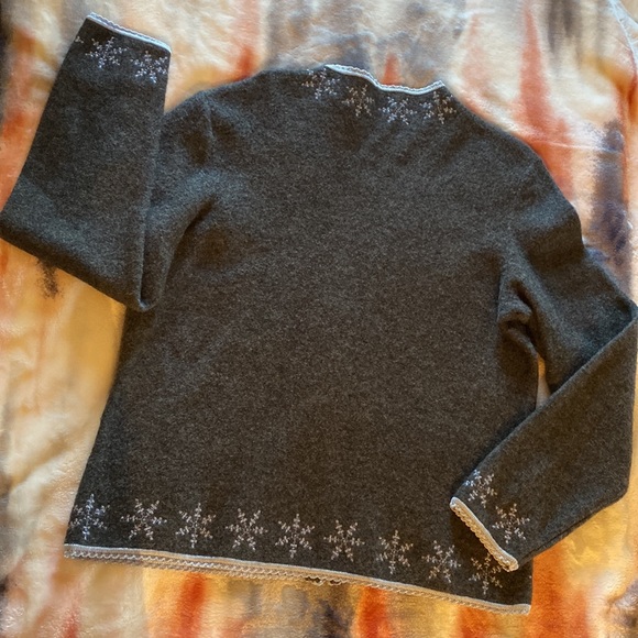 NWOT, beautiful snowflake sweater, no tags S/M - Picture 6 of 6